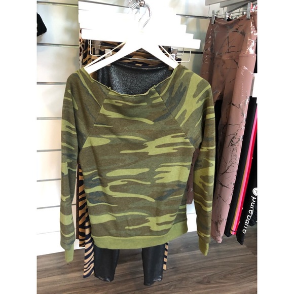 Wide neck camp sweatshirt - Picture 2 of 2